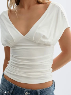 Ginatricot v-neck top - Jätte fin vit topp från Gina. Stretchiga och skön. Helt ny med prislappen kvar 💖