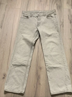 Ljusgråa jeans från Gina  - Köpt second hand, skulle säga att det passar som M