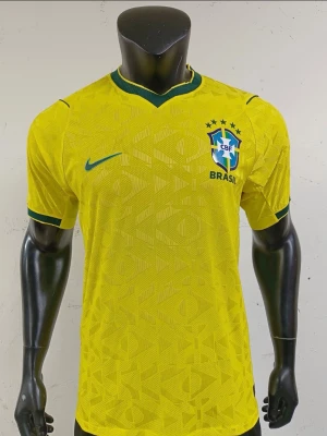 Brasilien matchtröja Nike gul - Gul Brasilien matchtröja från Nike med gröna detaljer och blå Nike-logga. Tröjan har korta ärmar, rund halsringning och ett subtilt geometriskt mönster i tyget. På bröstet finns Brasiliens landslagsemblem med fem stjärnor. Perfekt för fotbollsfans!
