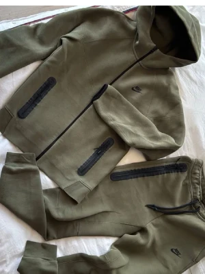 Nike tech fleece (sällsynt) - Säljer denna riktigt fräscha Nike tech fleecen som inte går o hitta längre, riktigt unik och skön sett, inga skador alls och priset kan diskureras!!