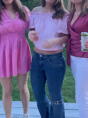 Mörk blåa ripped jeans - Mörk blåa ripped jeans, jätte snygga och bekväma med stretch. Hålen har jag själv gjort på ett par lågmidjade bootcut jeans. 