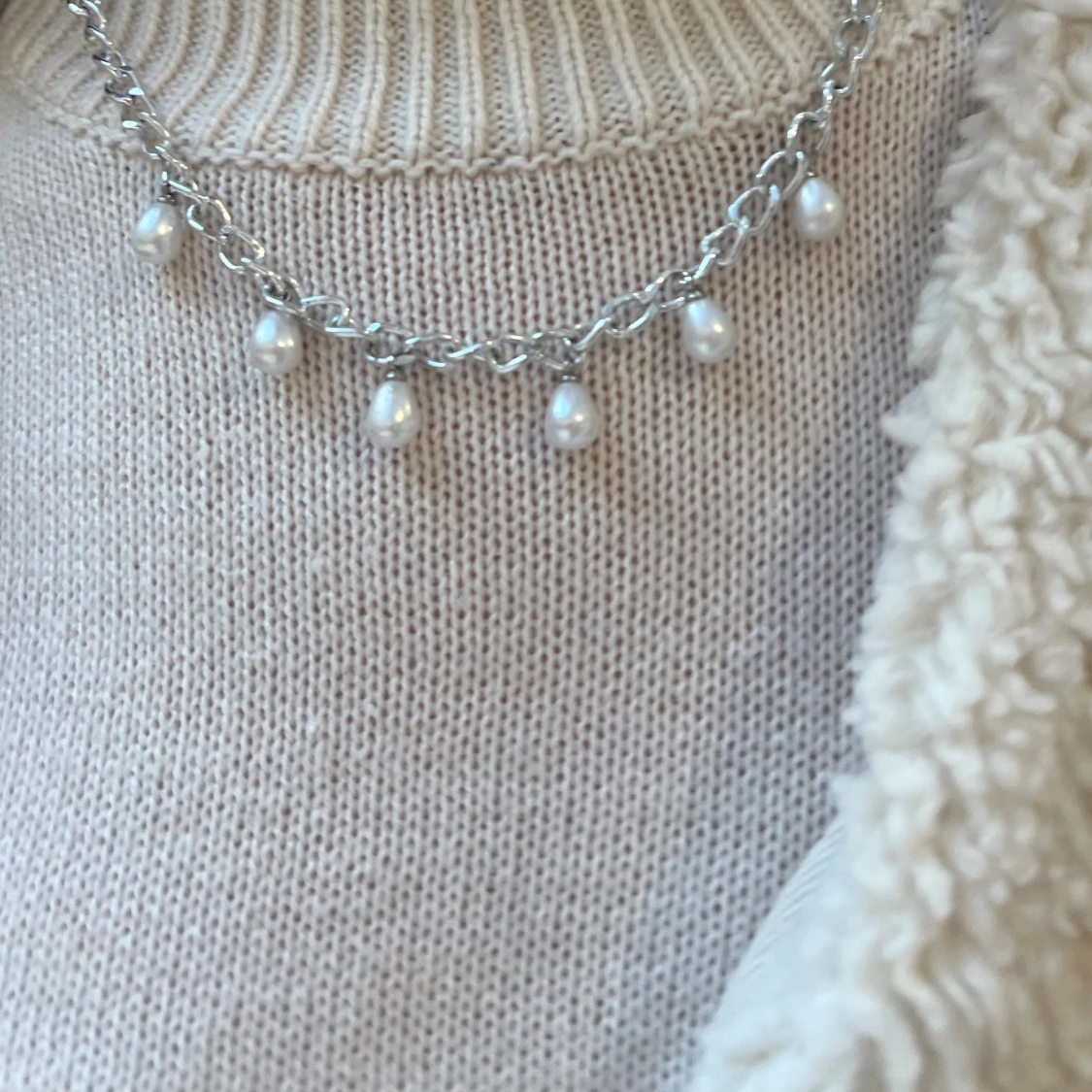 Halsband med pärlor  - 1