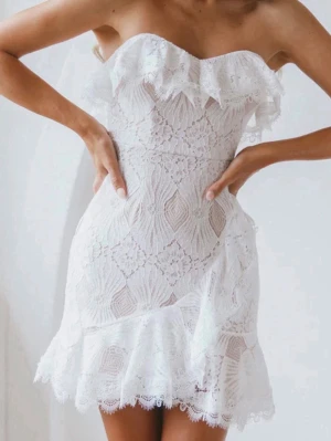 Studentklänning i spets med volang - Superfin studentklänning i spets, säljer pga att jag hittat en annan. Aldrig använd 