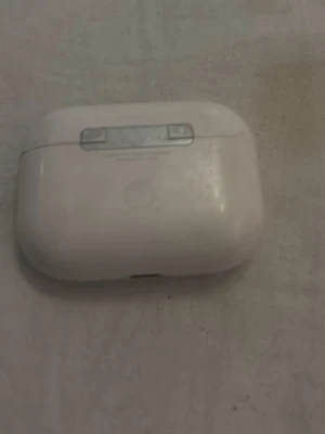 AirPods gen2 PRO  - Sprucken på sidan men funkar som den ska  kom med bud går ner snabbt vid snabb affär 