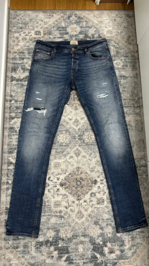 Jack & Jones Jeans Slim Glenn - Ett par lite ljusare slim fit jeans med slitningar och distressing. 