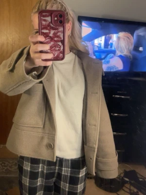 Kappa - Fin kappa från Kappahl, köpt för flera år sedan så tror ej den finns i lager nå mer 🩷💞