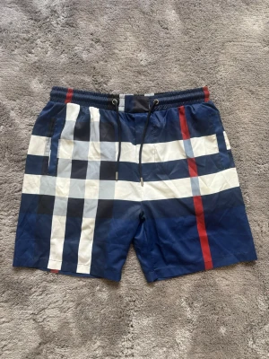 Burberry shorts - Burberry shorts/badbyxor. Använda 1 gång, skriv vid eventuella frågor! Storlek L men passar L/M