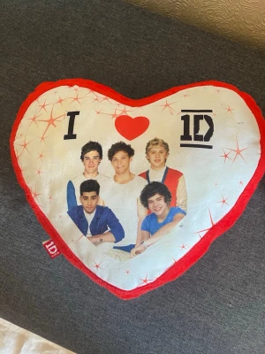 Hjärtkudde med One Direction-motiv - One direction hjärt-kudde:))