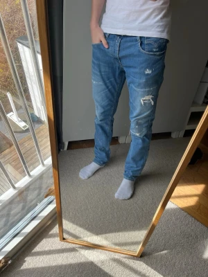 Replay anbass jeans med schyssta slitningar  - Hej!| Säljer detta feta paret jeans från Replay!| Modell: Anbass| Mycket gott skick, kontakta mig vid frågor och funderingar!| //Nils