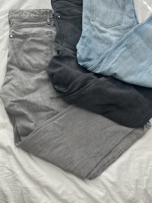 Olika färger på jeans från H&M - Säljer ett par gråa, svarta och blå loose fit jeans från H&M. Jeansen har en avslappnad passform och klassiska femficksdetaljer. Materialet är bomull med en mjuk känsla och en frihets känsla. Perfekt för dig som gillar en chill och avslappnad stil. Storleken är 29/32 och priset kan alltid diskuteras. Hör av dig vid frågor😄