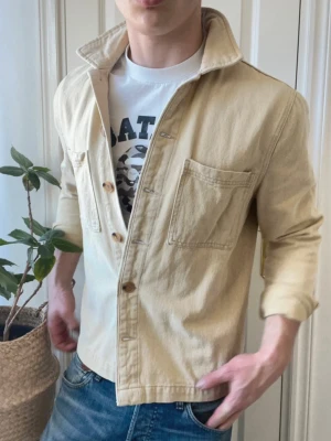 Studio total overshirt - Snygg beige overshirt från studio total. Ny inga defekter, kom gärna med frågor! Kan gå ner i pris om du köper paket.