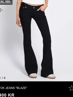 Svarta bootcut jeans från lager 157 - Snygga svarta bootcut jeans från lager med låg midja och klassisk femficksdesign. Jeansen har utsvängda ben och är tillverkade i ett stretchigt denimtyg som ger en bekväm passform. Perfekta för en trendig Y2K-look.
