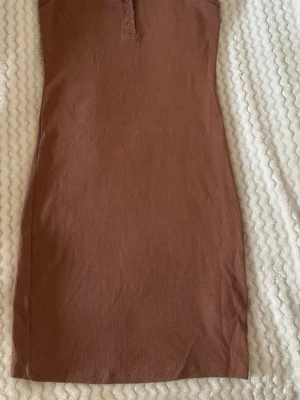 Kort klänning - Fin brun kortare klänning köpt på zara i storlek S. Material: 95% bomull 5% elastan. Aldrig använts. 🌸