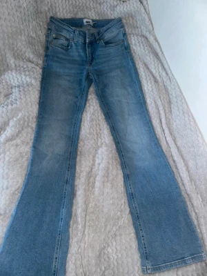Lågmidjade utsvängda jeans - Storlek XS. Bra skick knappt använts, inga defekter. Köpta på lager 157.🩷