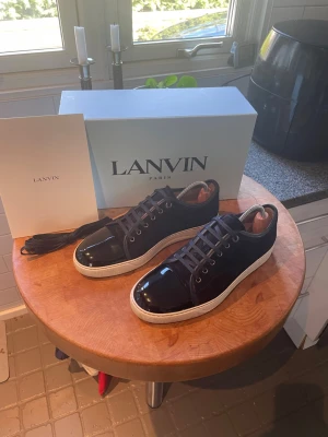 Lanvin cap toe - Tjena! Säljer ett par feta lanvin cap toe mörkblåa | 8,5/10 skick | de är storlek 44| tillbehör : box och kuvert  | kom dm för fler funderingar! 