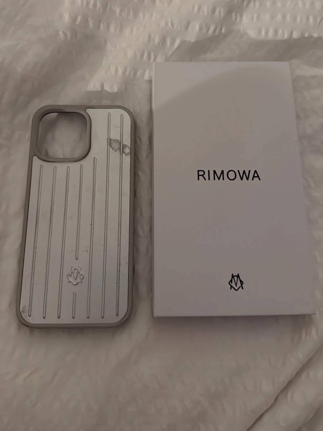 Silverfärgat mobilskal från Rimowa 16 pro Max  - 1