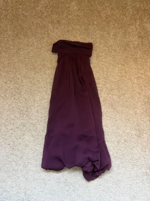 Halterneck topp från Nelly - Säljer en halterneck tipp från Nelly med resår i midjan. Toppen är lång och har en mjuk, luftig känsla i tyget. Perfekt för dig som vill ha en stilren och enkel look med en snygg färg. Materialet känns lätt och flowy.