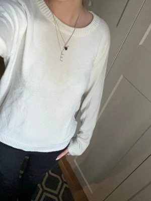 Vit stickad tröja  - Snygg vit stickad tröja från vila. Hör av dig vid frågor, priset går att diskutera!🩷🩷🩷