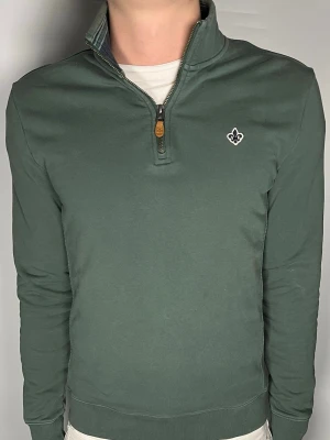 Morris halfzip - Säljer en riktigt snygg och trendig Morris halfzip i fint skick, storlek M, vid frågor är det bara att skriva //Gramenti