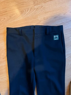Prada Byxor - Prada kostym byxor i mjukis material. Size 48 sitter som ett par 31/32. Köpta på Tres Bien outlet 2022