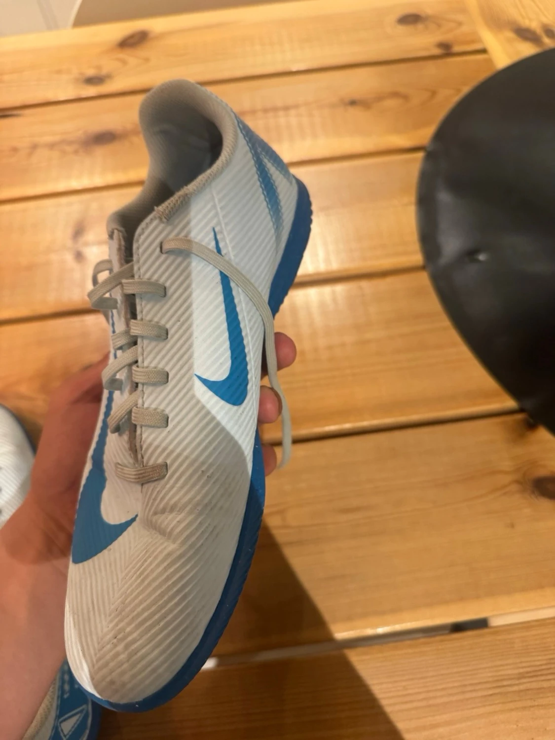 Nike vita och blå fotbollsskor - 4