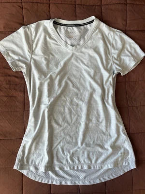 Tränings T-shirt - H&M - Ljusgrå v-ringad tränings T-shirt från H&M. Storlek XS. I fint skick!  🌸