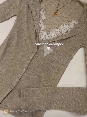 Beige cardigan med spets från Zara - Supersnygg beige cardigan från Zara med dekorativ vit spets vid halsringningen. Tröjan har långa ärmar, smal passform och knäppning framtill. Perfekt för dig som gillar en feminin och stilren look.