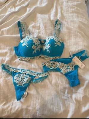 Intimissimi det  - Bh i storlek 75C och trosorna i storlek S!!  Trosorna är såklart helt nya och bhn är i nyskick med utan prislapp.  Färg som inte säljs längre till bra pris, passa på!! 🩵💙
