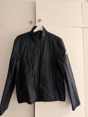 Vändbar SNOOT jacka - Snygg Vändbar snoot jacka, sitter som S. Säljer då nu för liten. Mitt pris: 400kr