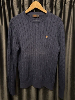 Morris tröja - Kabelstickad  - Kabelstickad Morris tröja - skick 8/10, lite använt men fortfarande fint skick! - storlek M, men passar mer S - jag är 177 och väger 60kg och den sitter bra på mig 📏- mycket fin tröja som passar till mycket och alla årstider - hör av er vid frågor🙌