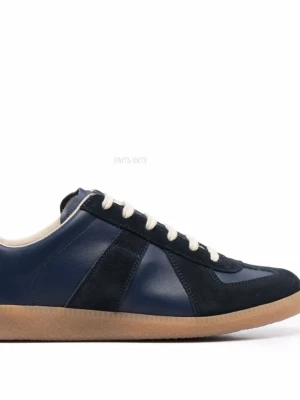 Marinblå sneakers från Maison Margiela - Snygga marinblå sneakers från Maison Margiela med ovandel i både läder och mocka. Skorna har vita snören och en klassisk gummisula i beige. Perfekt för dig som gillar stilrena och tidlösa sneakers med en modern touch.