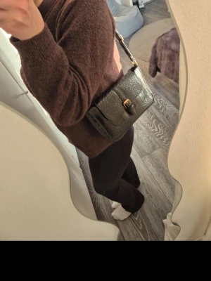 Svart väska - Svart axelväska med guld detaljer❣️ Aldrig använd!