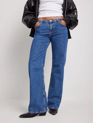 Blå raka jeans från na-kd - Säljer ett par klassiska blå jeans från na-kd med rak passform och hög midja. Jeansen har fem fickor, knappgylf och är gjorda i kraftig denim. Perfekta till sneakers eller boots för en clean look.