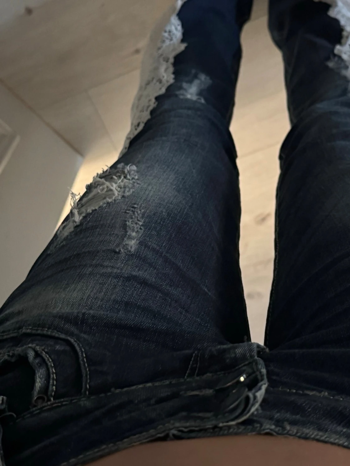 Blå bootcut jeans med spetsdetaljer - 1
