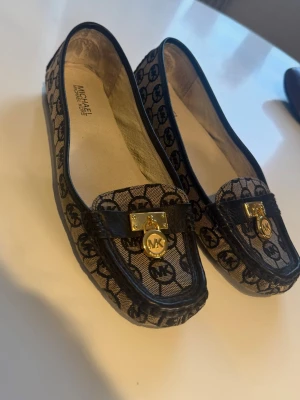 Svarta loafers från Michael Kors - Snygga hamilton från Michael Kors i svart och beige. De är vintage och aldrig använda 💓