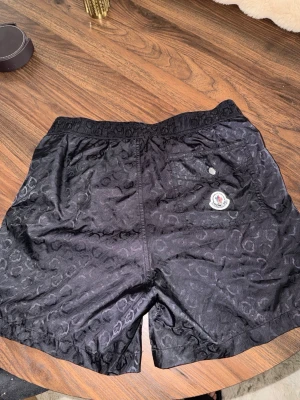 Svarta moncler badbyxor med mönster - Moncler badbyxor storlek m sitter bättre på s som nya