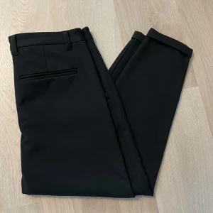 Kostym/ Golfbyxor! - Ett par Gabba kostym/ Golfbyxor, i ett väldigt mjukt och skönt tyg || skick 9/10 || ny pris 999kr || bara att höra av dig vid frågor || priset är inte hugget i sten☺️