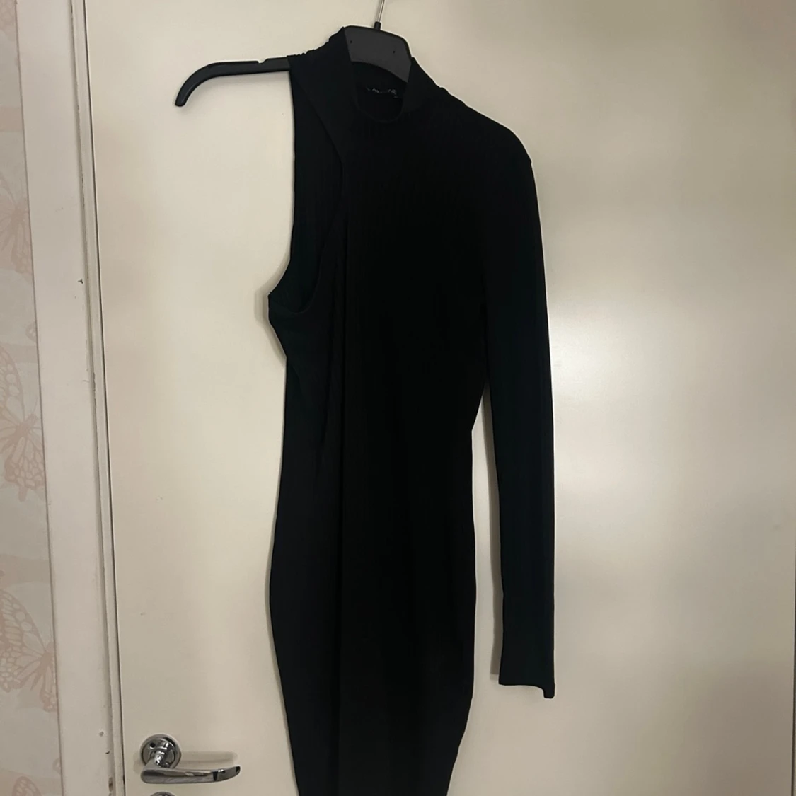 Svart oneshoulder kortklänning