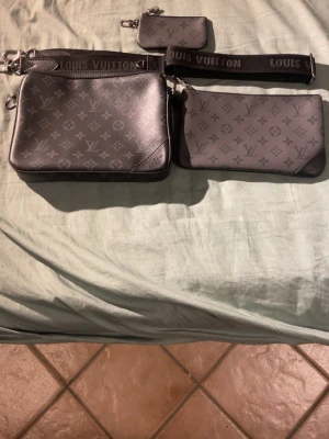  Louis Vuitton bag  - Detta är en väldigt fin och bärbar väska denna kan du bära på alla olika sätt den har många ställen där du får plats med mycket tex din mobil och så vidare denna kan du använda när som helst att du använder den på sommaren den har en unik stil men den är riktigt snygg och fin denna har bara använts i 2 månader 