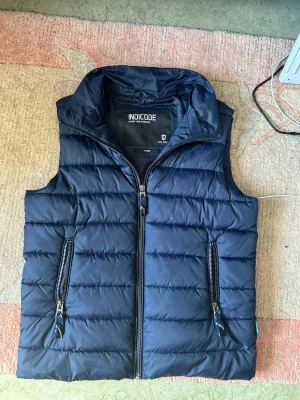 INDICODE väst  - Säljer denna snygga indicode jeans väst i storlek L, använt bara 1 gång så den är helt ny i princip, ny pris på denna på zalando är 699kr, kan även sökas up. Pris kan diskuteras!! Tveka inte att skriva!!