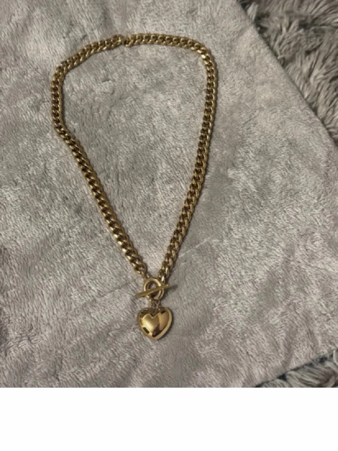 Guldfärgat halsband med hjärtberlock - 1