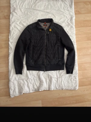 Svart quiltad jacka från Parajumpers - Autentisk PJS cardigan som är perfekt för sommaren då man inte vill ha en tung jacka. OBS pris går att diskutera 