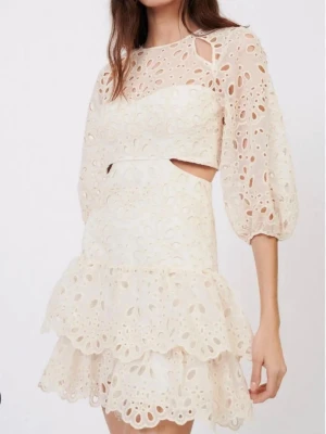 Vit spetsklänning med volanger - Supersnygg populär klänning från maje🩷