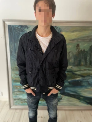 Moncler Fieldjacka - Säljer nu en Moncler fieldjacka perfekt till våren🧥                                                              Storlek: M, Skick: 9/10. Legitcheckad av Sicuro Fashion. Skriv vid minsta fråga, Fraktar alltid inom 24h efter köp📦