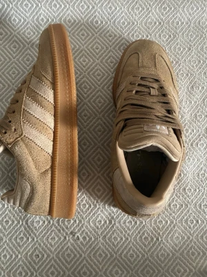 Adidas samba mocka beige/brun - Mycket bra skick knappt använda storlek: 43 en tredjedel