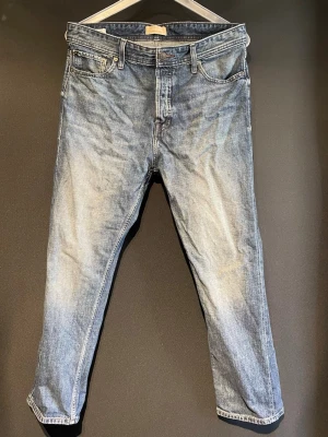 Jack and Jones relaxed fit - Säljer ett par klassiska blåa jeans med straight fit och fem fickor. Jeansen har en snygg tvätt med ljusa partier och är tillverkade i denim. Passar perfekt för dig som gillar en tidlös och avslappnad look. Behövs mått eller fler bilder osv är det bra att höra av dig