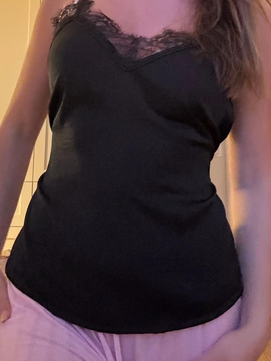 Svart linnetopp med spetsdetaljer - 4