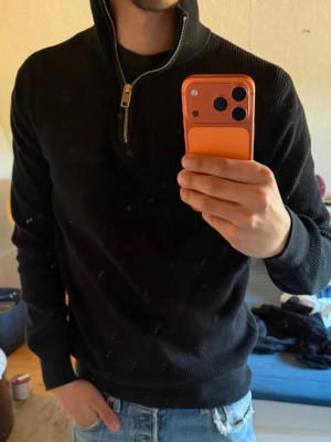Halfzip tröjor  - Säljer 2 olika halfzip tröjor, första från Hm och andra från jack&jones. Den första är mer slim så den griper runt musklerna mer så man ser biffigare ut jämfört med den andra. Båda i storlek M 