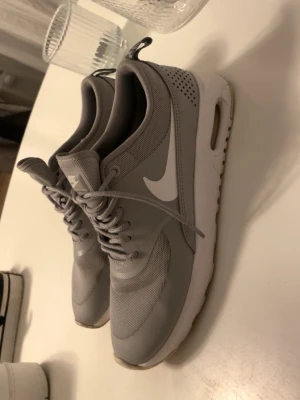 Nike grå sneakers - Dessa är använda men inga slitage. Framtill på överdelen av foten är det ”skrynkligt lite utnött färg borta” dessa bilder togs INNAN jag tvättade dom. 