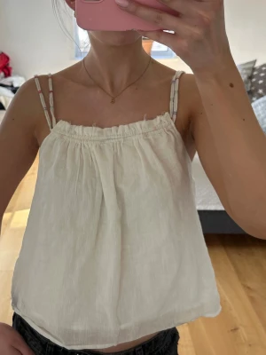 Vit topp från Zara - En vit topp med färgglada detaljer från Zara 